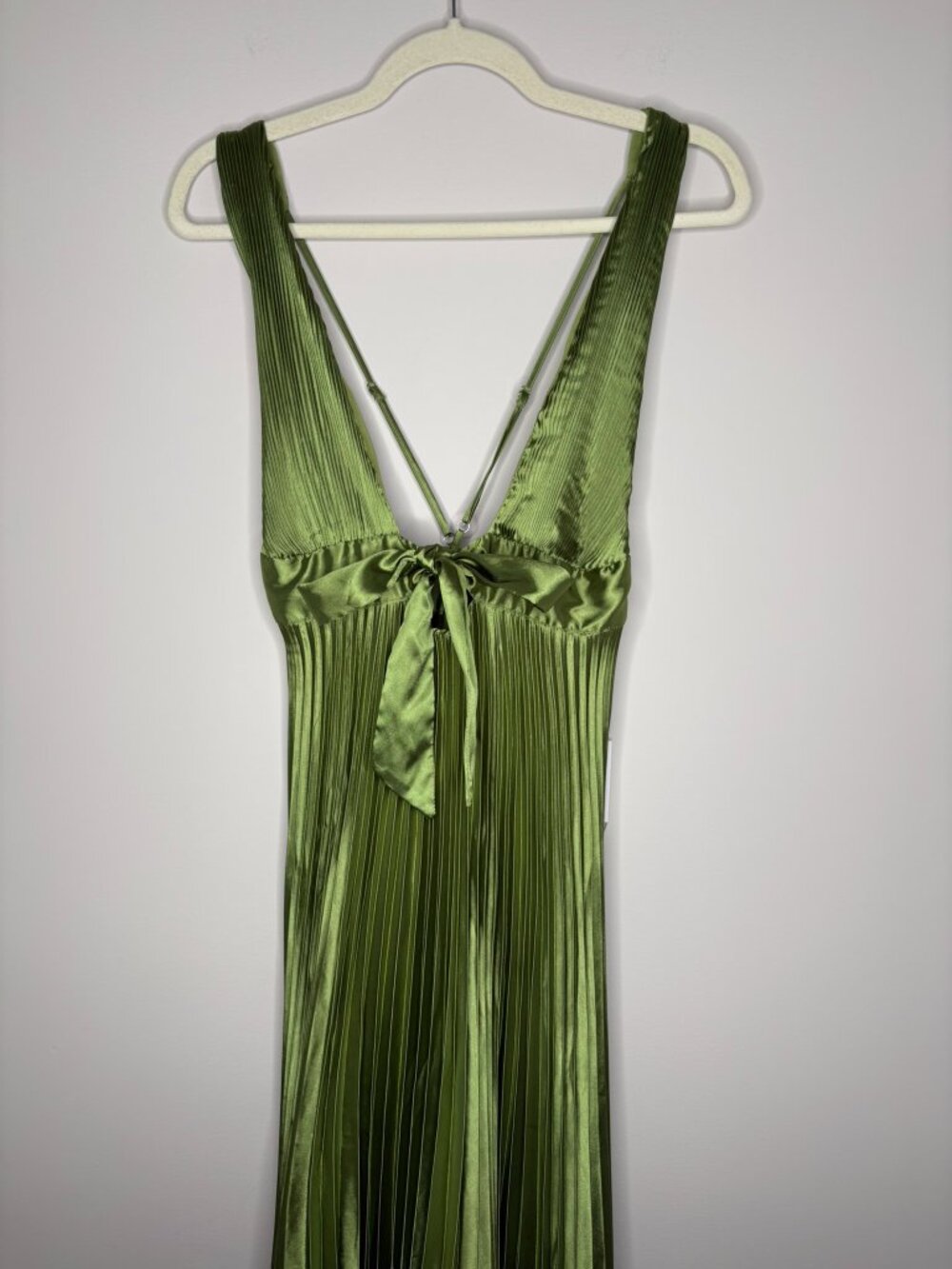 Petal & Pup Kris Plunge Neck Pleated Satin Gown – Olive Green – Small – NWT - Picture 3 of 15